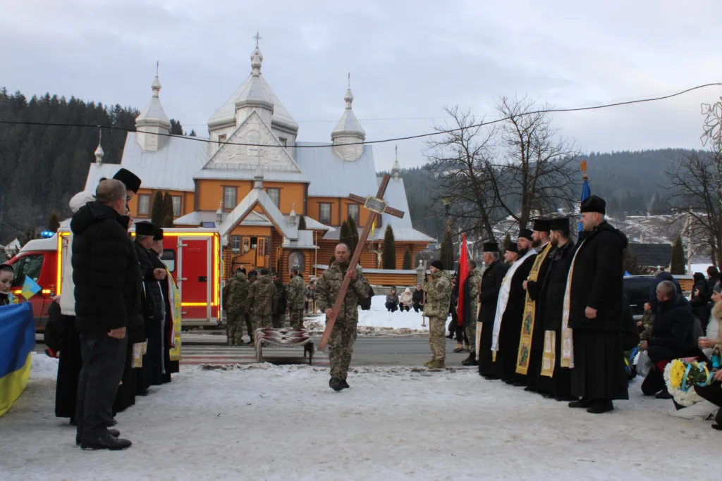 Військові та священники біля церкви в горах