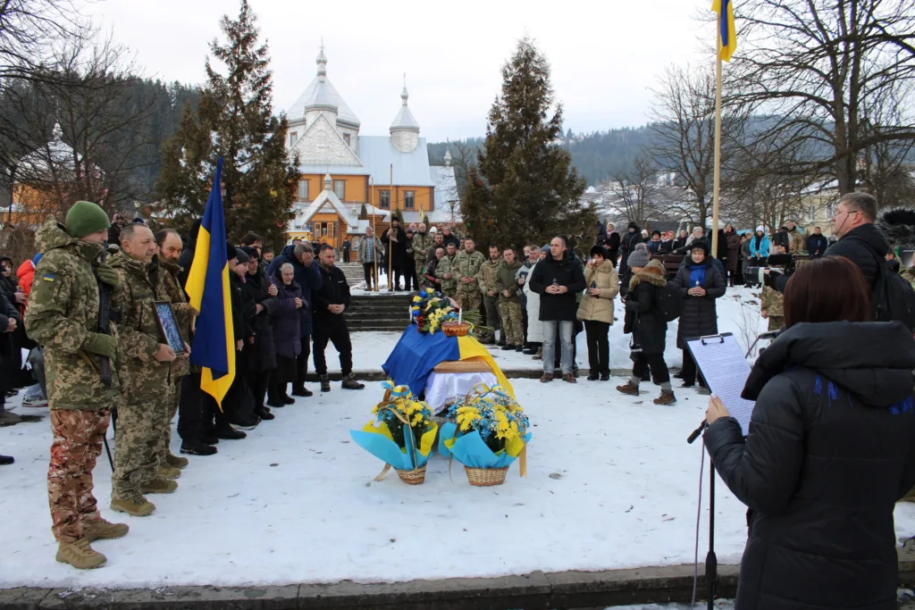 Прощання з українським військовим на засніженій площі