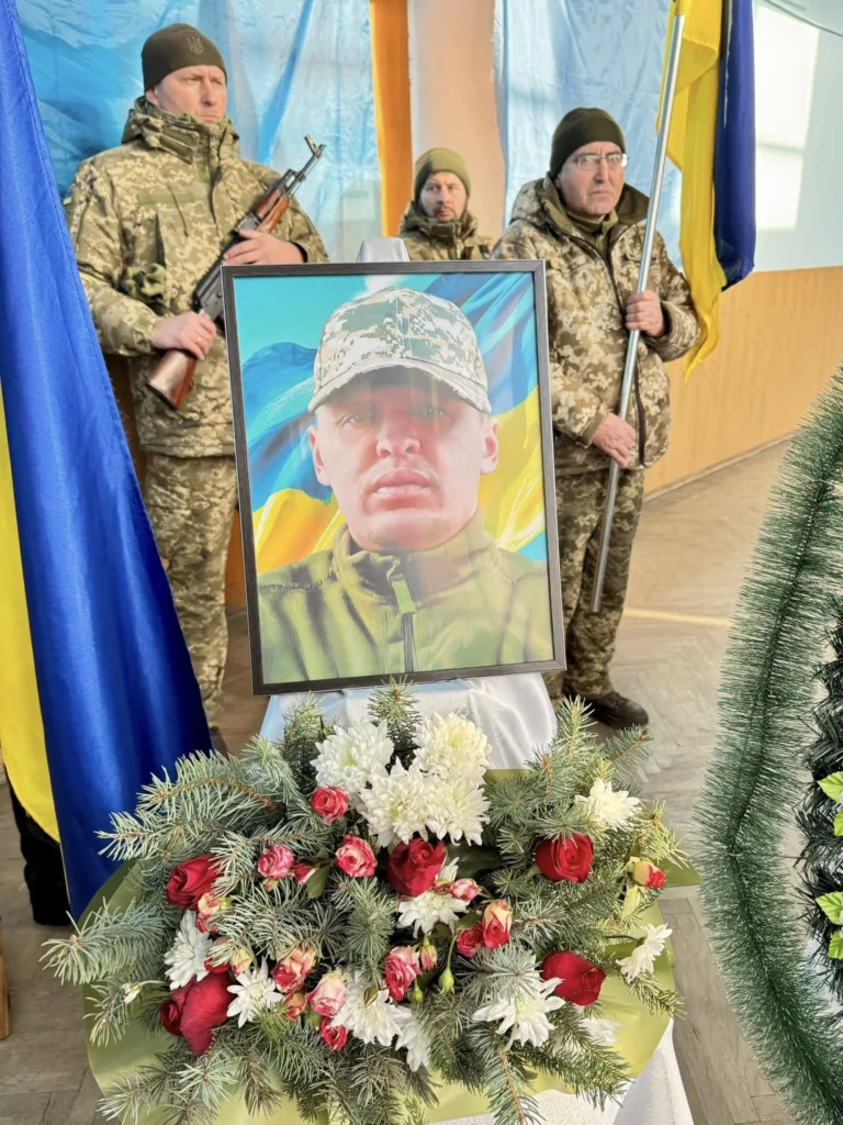 Вшанування загиблого українського військового з прапором України