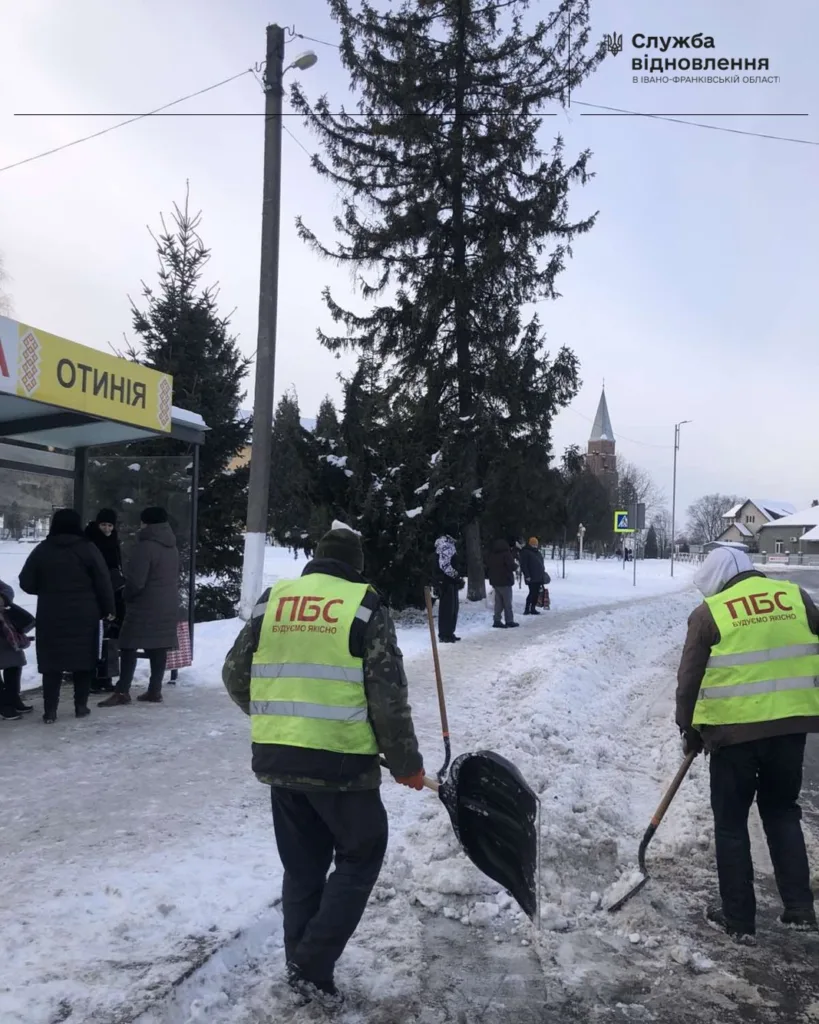 Робітники очищають сніг біля зупинки Отинія