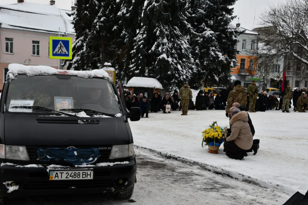 Прощання з військовим у зимовому місті