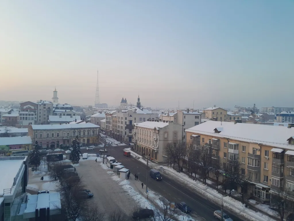 Зимовий краєвид міста з будинками та вулицями