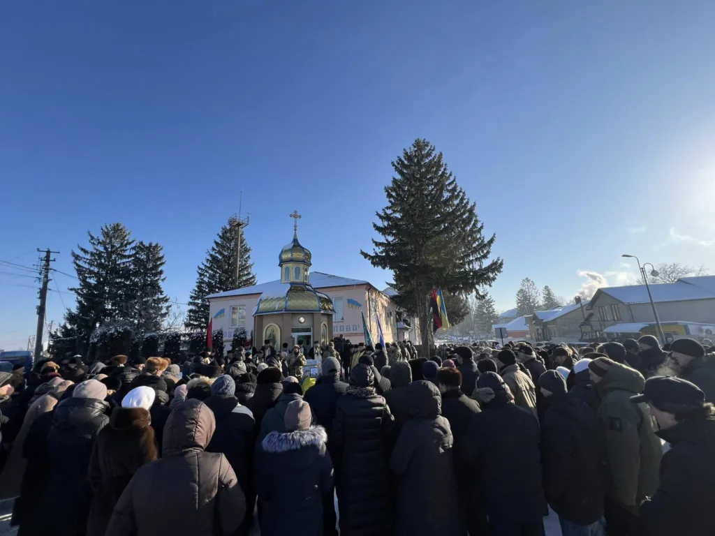 Натовп біля церкви в зимовий сонячний день