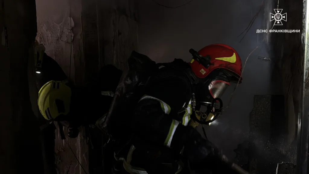 Пожежники гасять вогонь у задимленому приміщенні