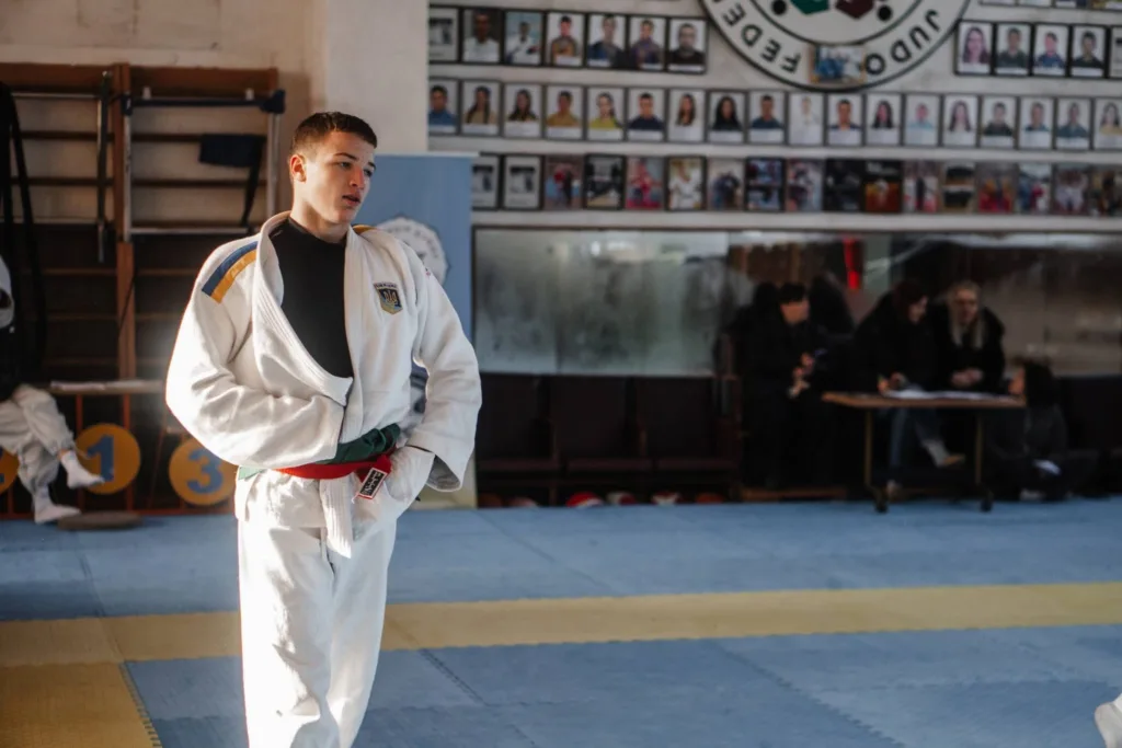 Юний дзюдоїст у спортивному залі перед поєдинком