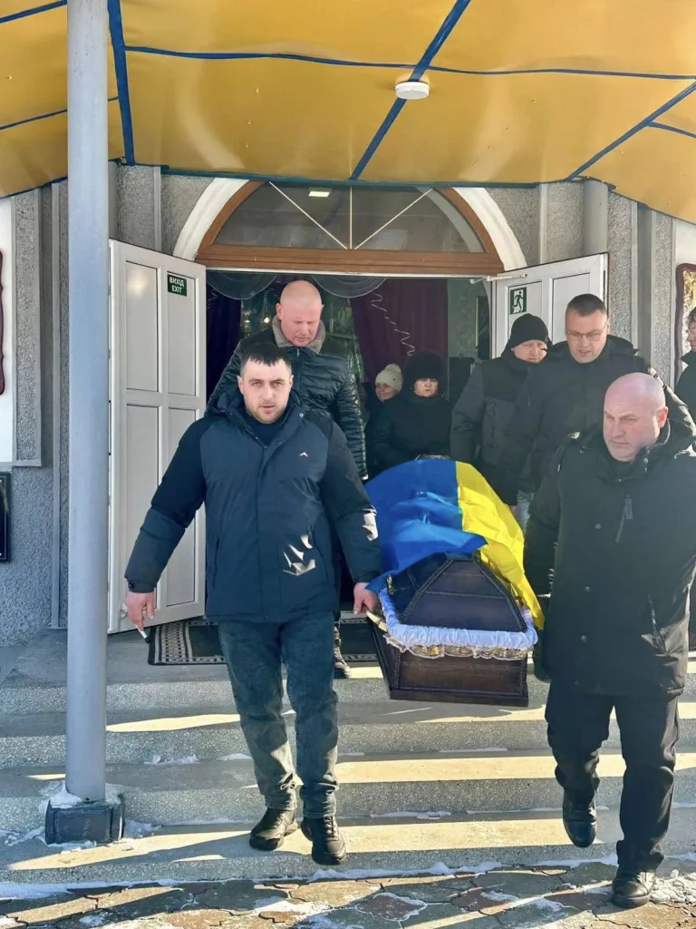 Прощання з військовим, труна в українському прапорі