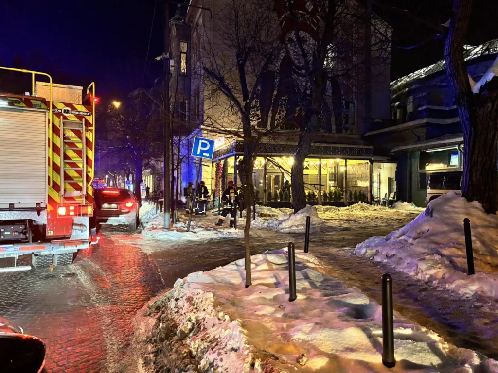 Пожежна машина біля кафе взимку вночі