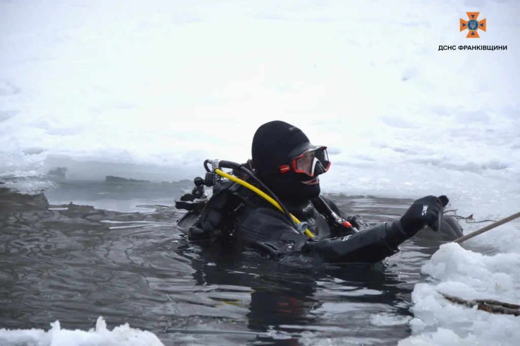 Водолаз рятувальник тренується у крижаній воді