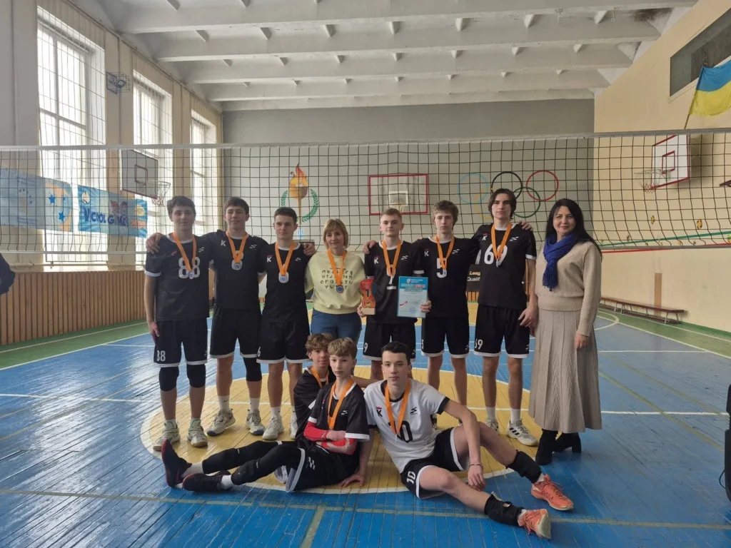 Волейбольна команда школярів з медалями у спортзалі
