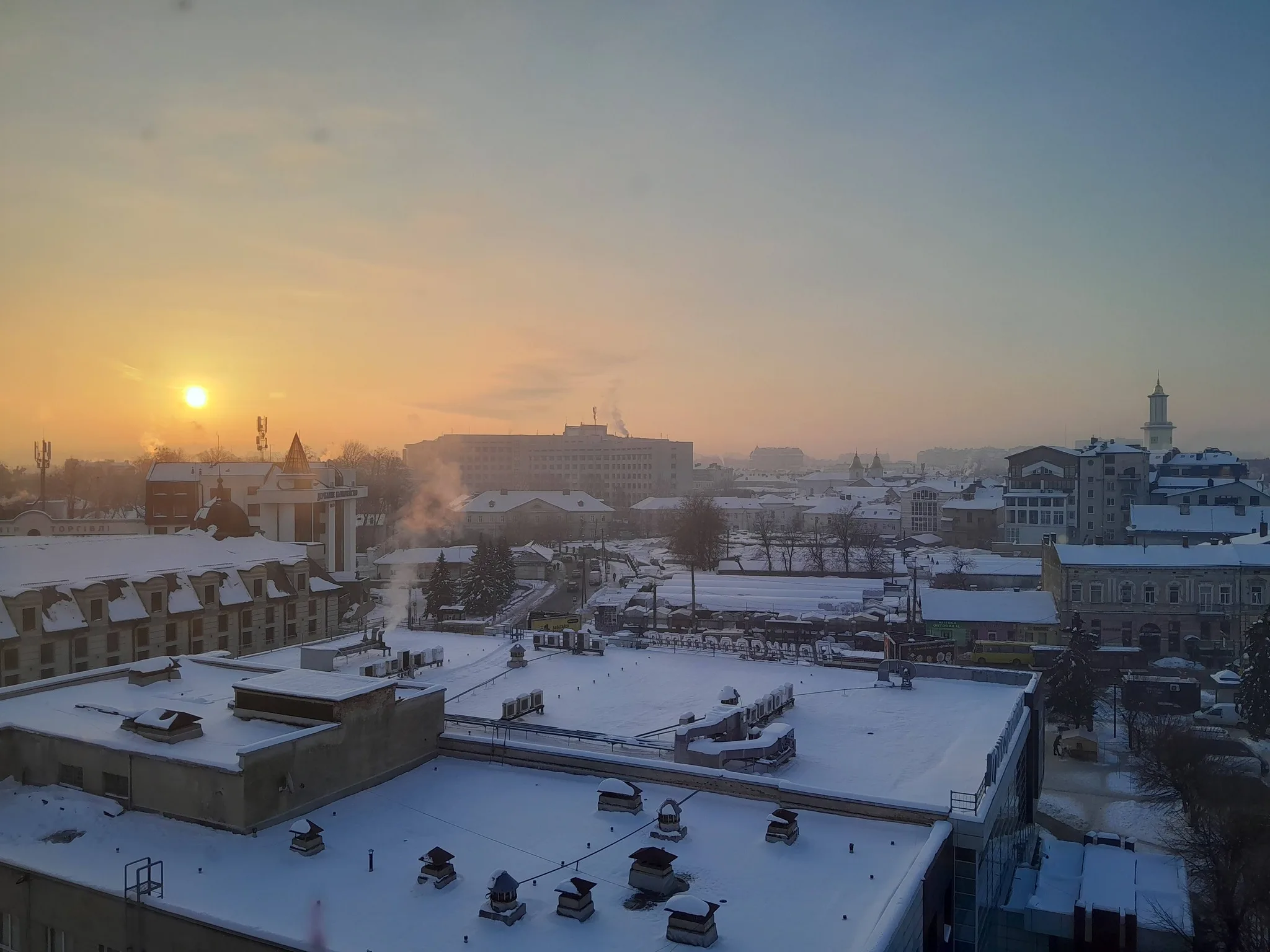 Зимове місто на світанку під сонцем