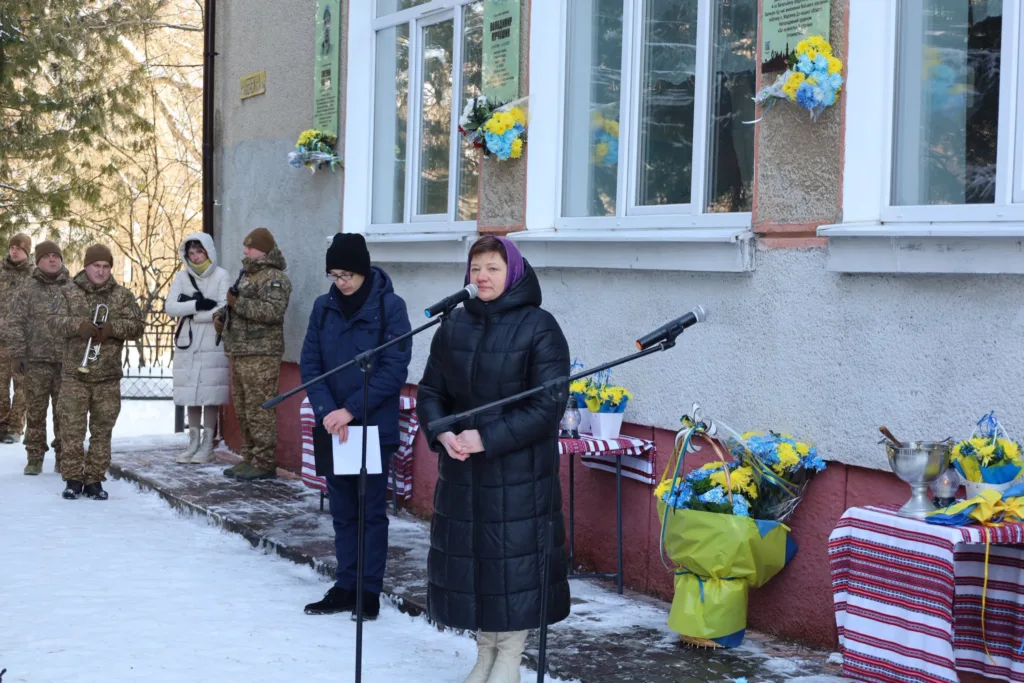Виступ на вшануванні героїв біля школи взимку