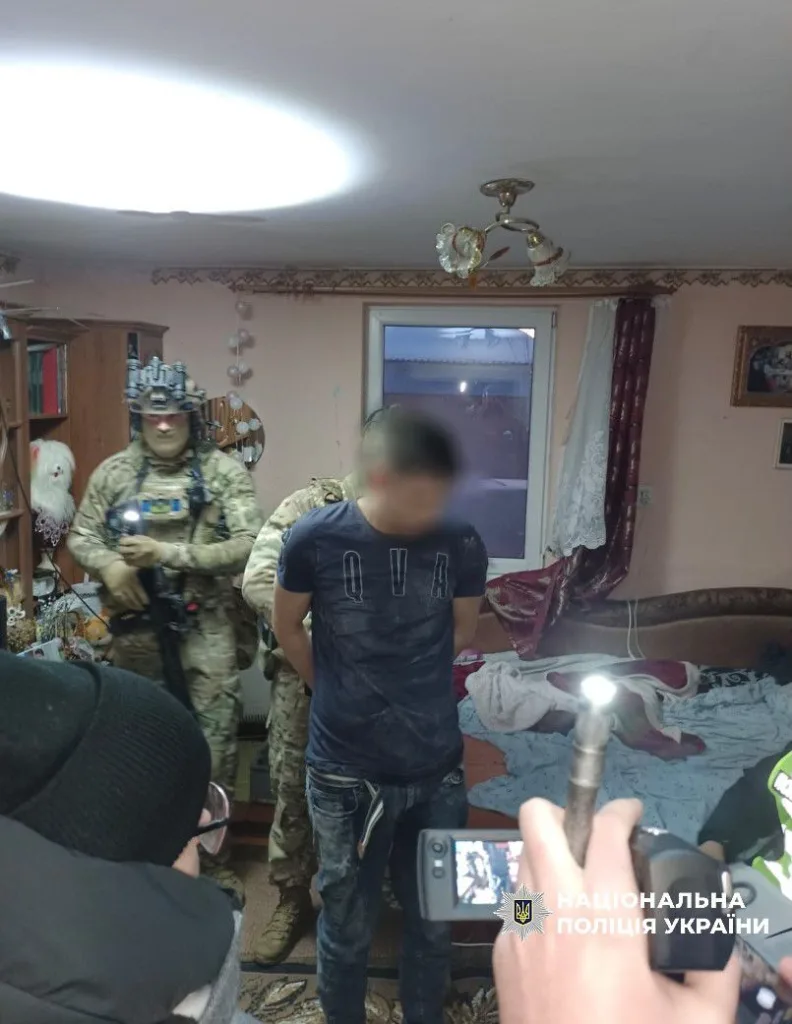 Поліція затримує підозрюваного у будинку