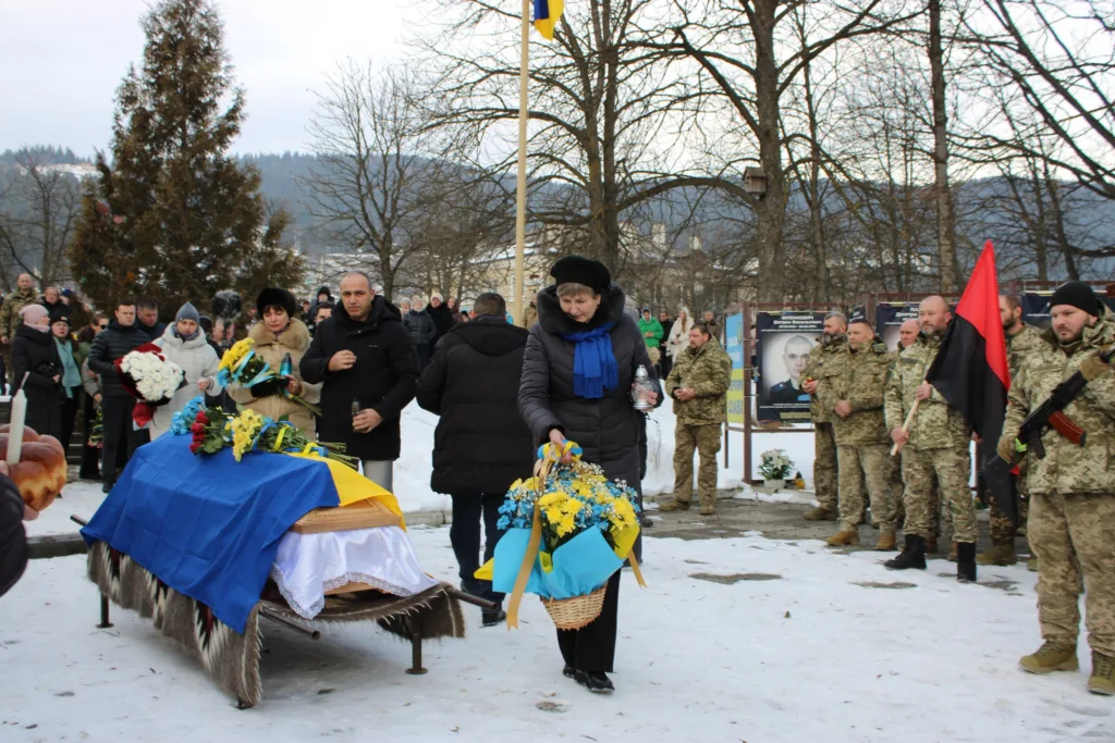 Похорон військового з українським прапором і квітами