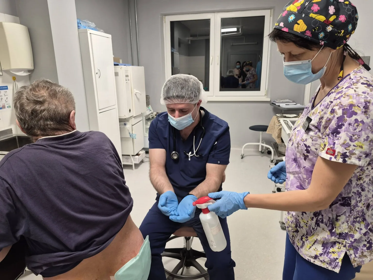 Медики надають допомогу пацієнту в клініці