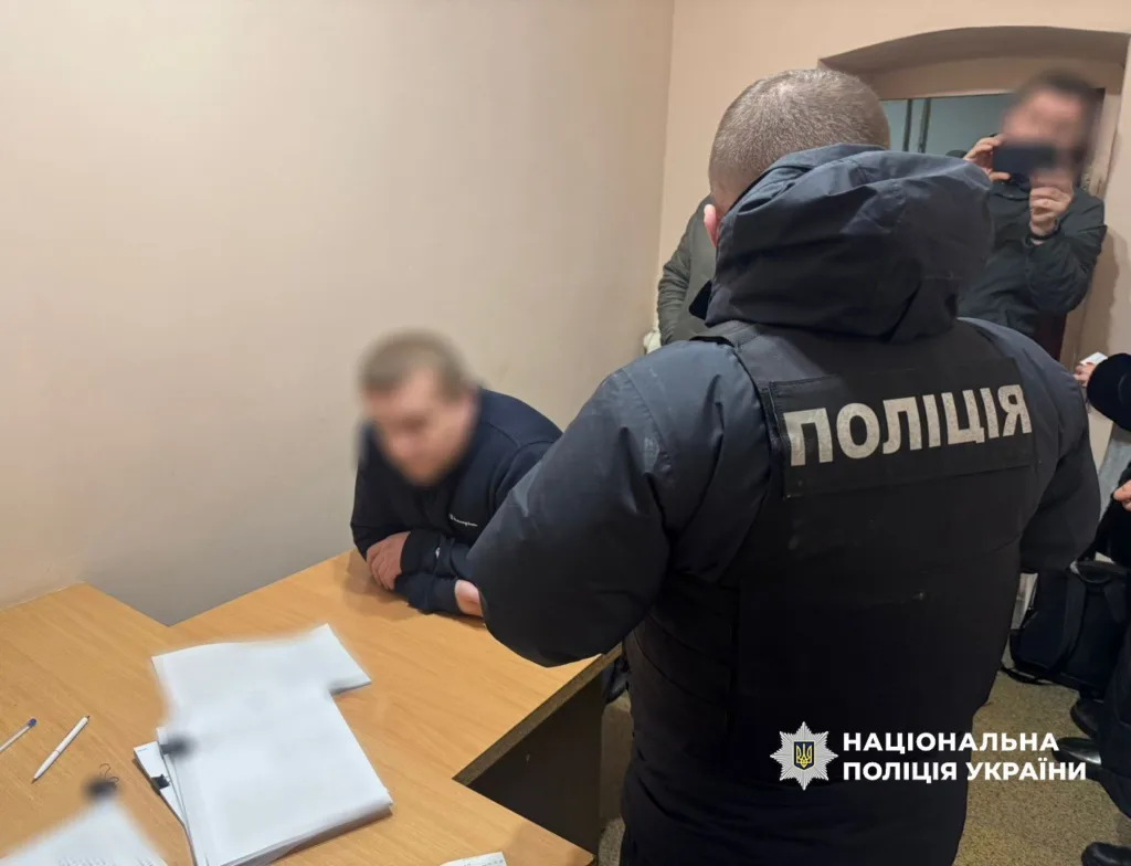 Поліція України проводить допит підозрюваного