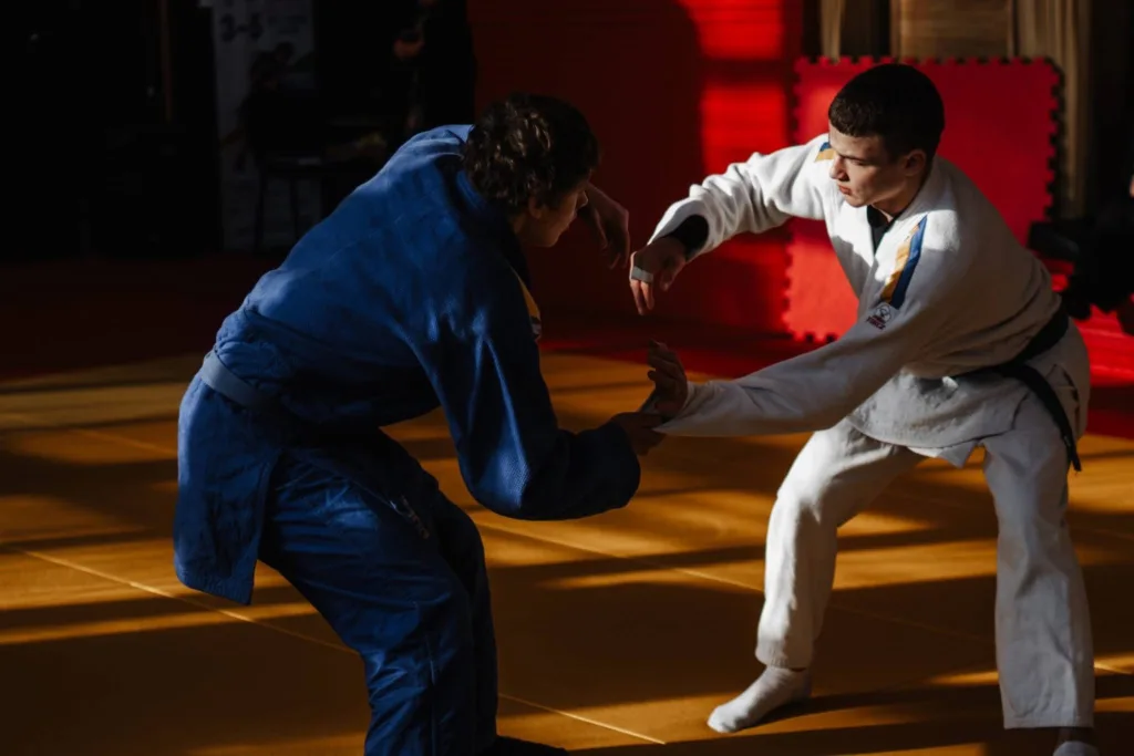 Двоє спортсменів тренуються у дзюдо на татамі