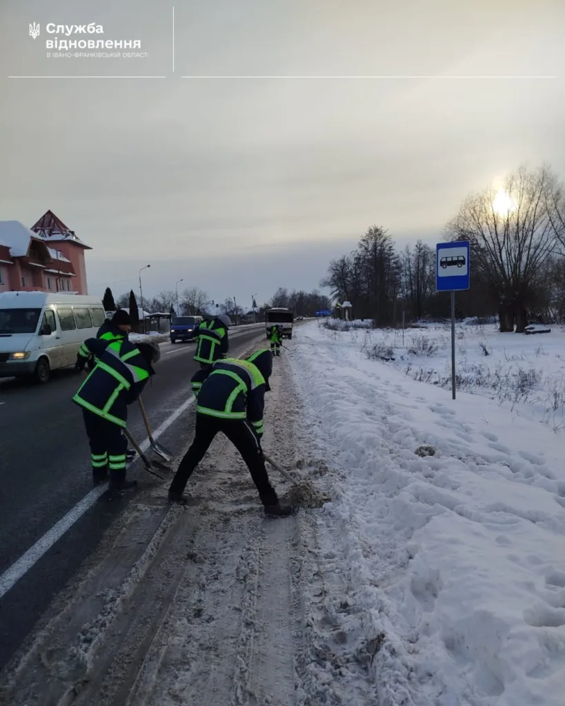 Робітники очищають узбіччя дороги від снігу