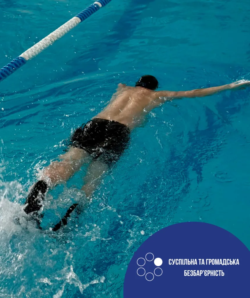 Плавець із протезами тренується у басейні