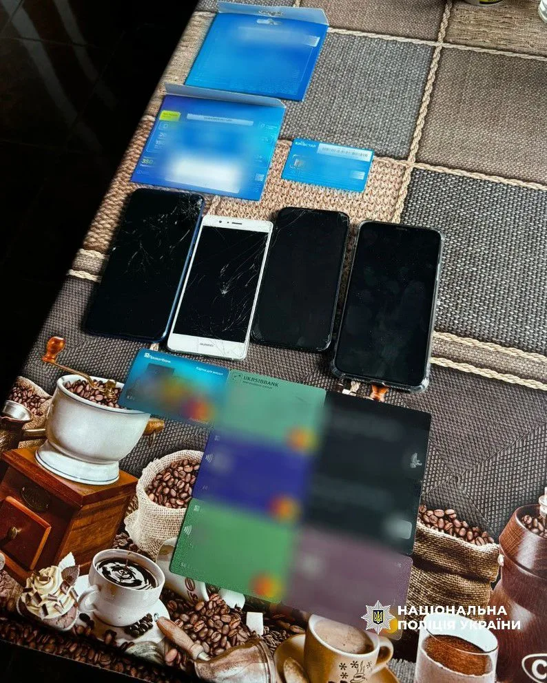 Телефони та банківські картки на столі