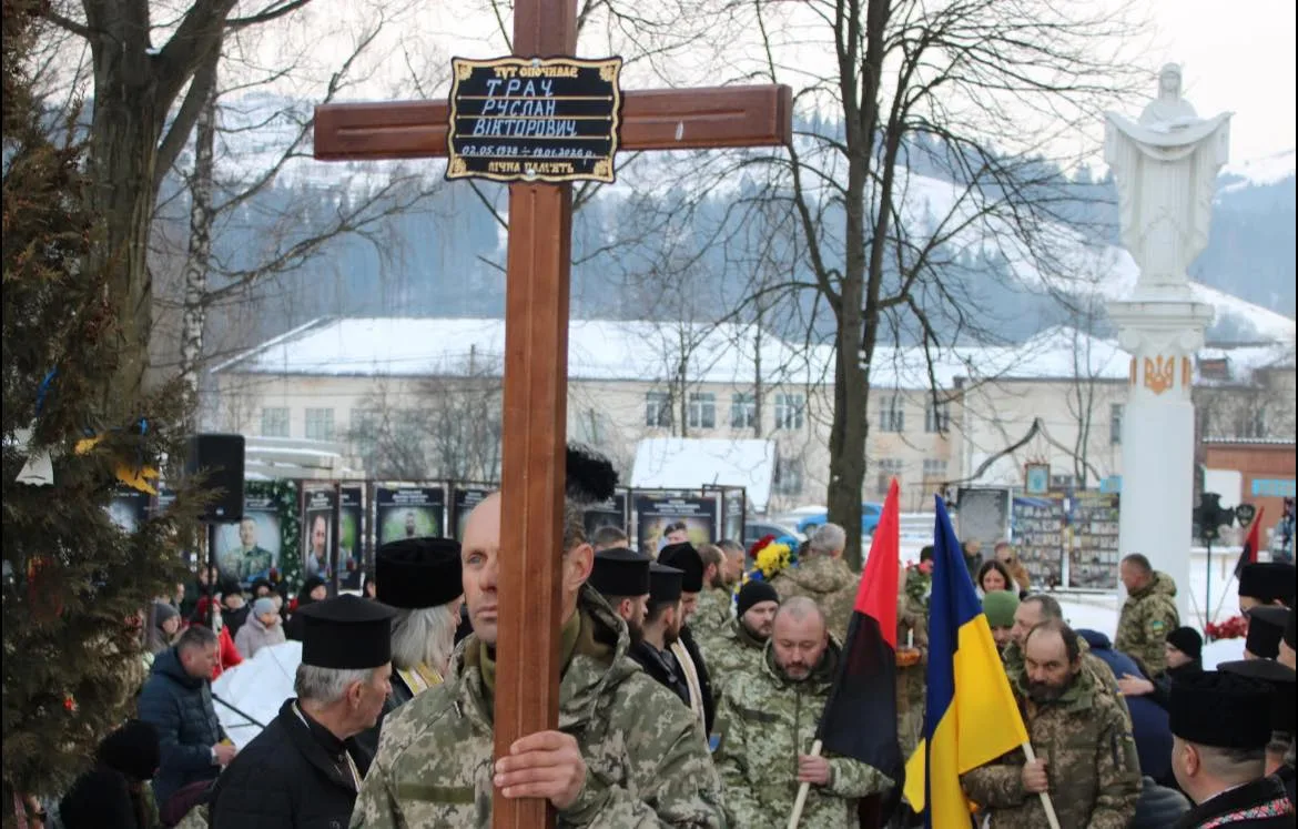 Військовий похорон із хрестом та українським прапором
