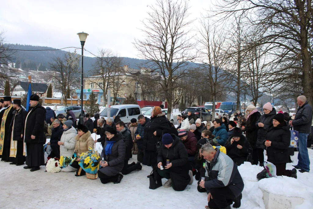 Люди моляться на вулиці зимового міста
