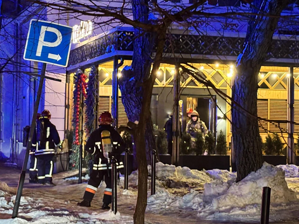 Пожежники працюють біля будівлі ресторану взимку