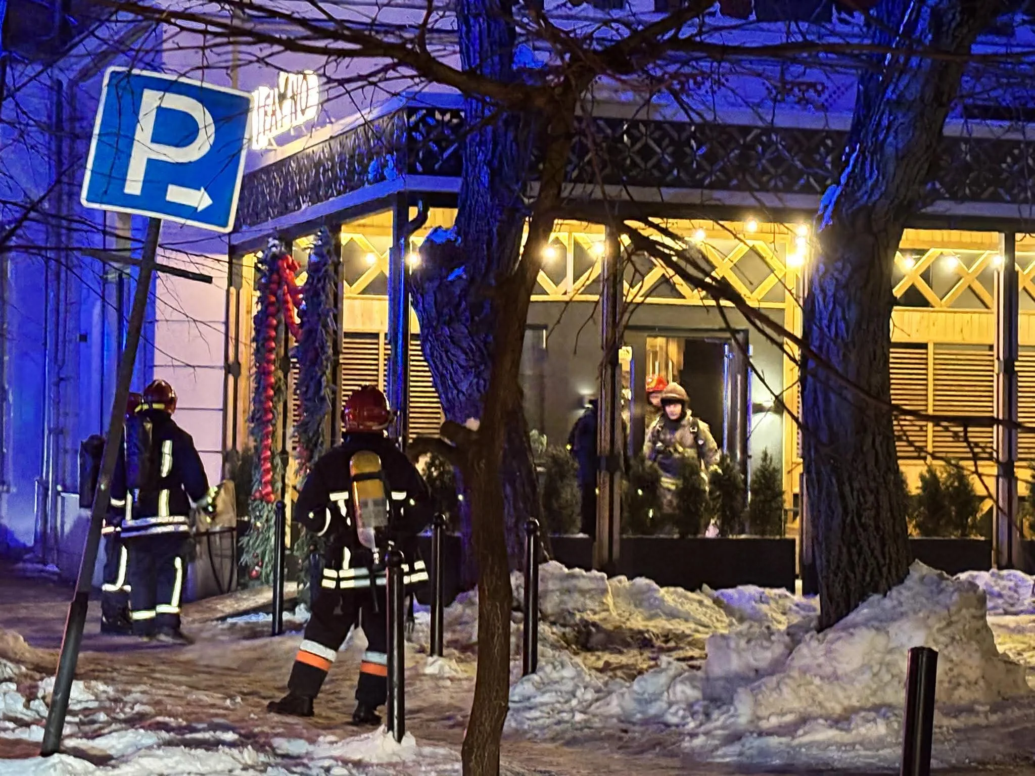 Пожежники працюють біля будівлі ресторану взимку