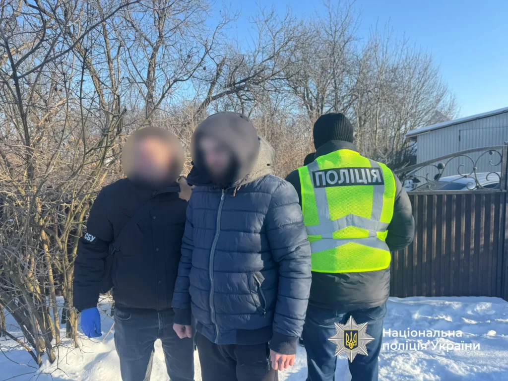 Поліція України затримує чоловіка взимку на вулиці