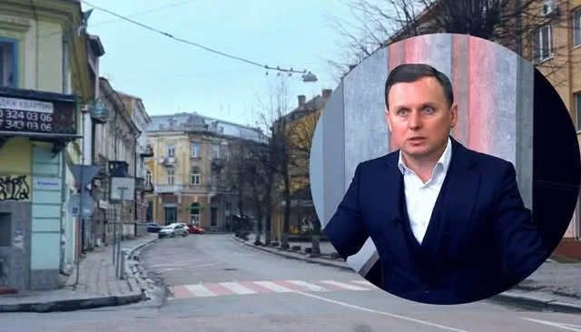 Чоловік говорить на тлі вулиці українського міста