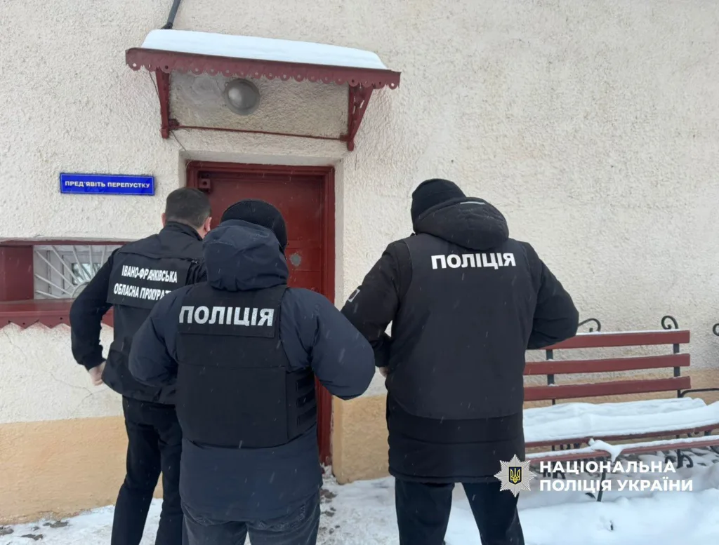 Поліція проводить слідчі дії біля будівлі взимку