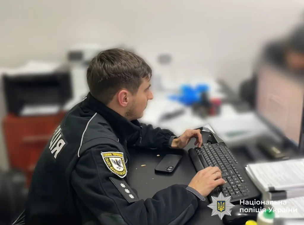 Поліцейський працює за комп’ютером у офісі