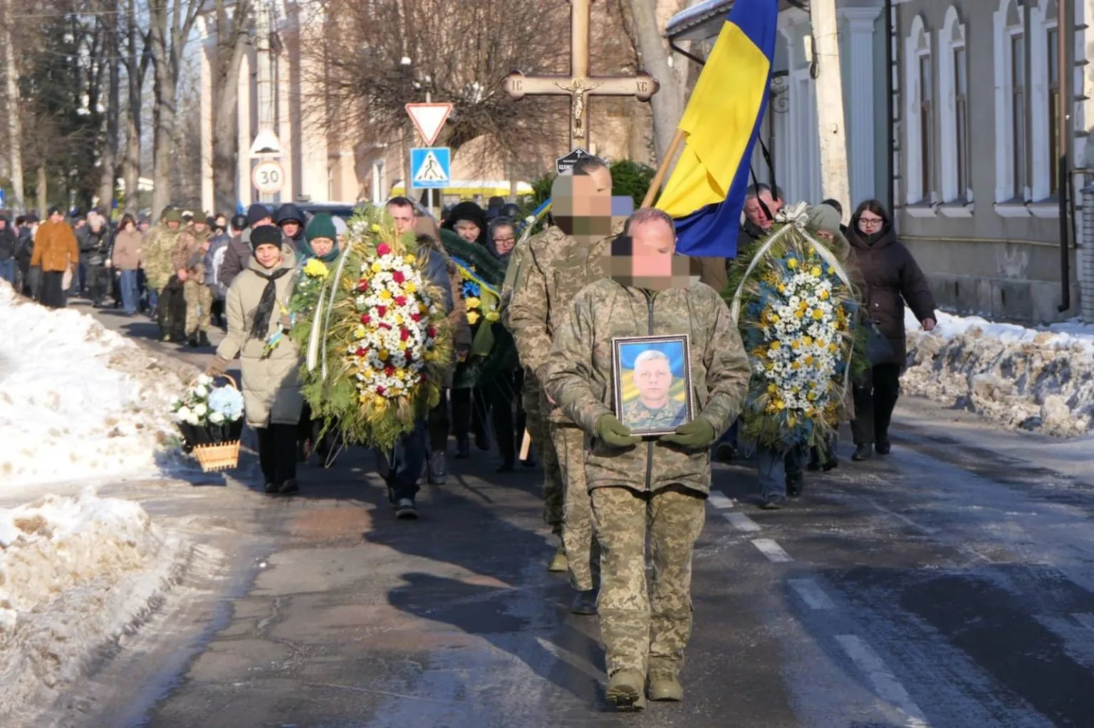 Похоронна хода військових із прапором України