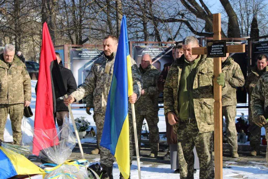 Військові вшановують загиблих героїв України