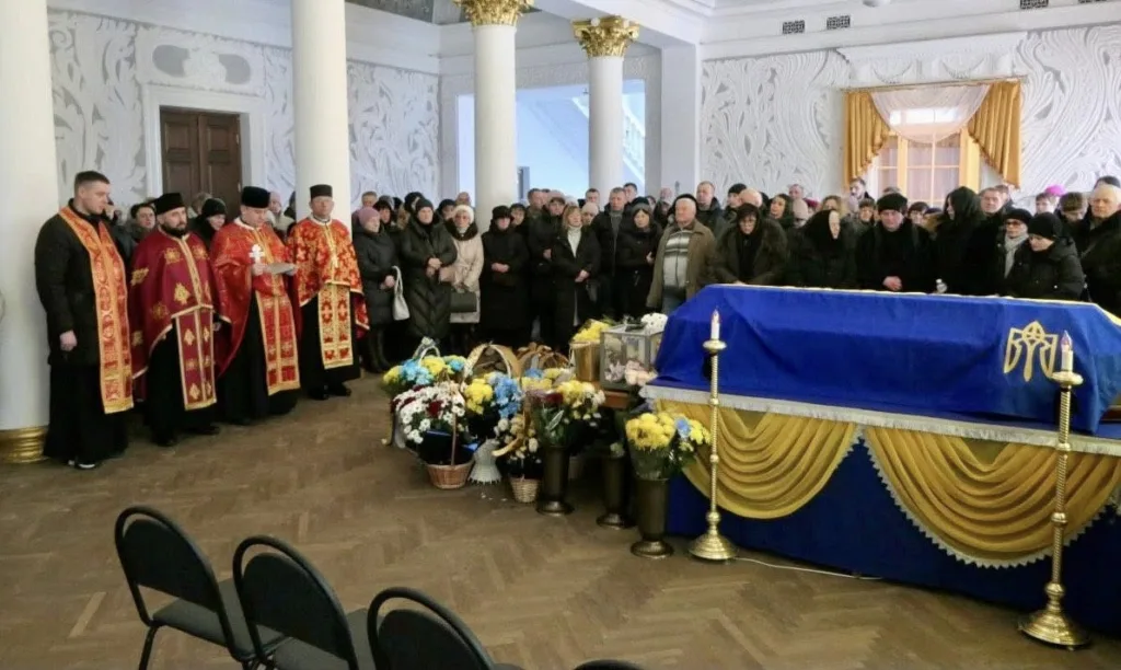 Прощання з героєм у храмі з прапором України