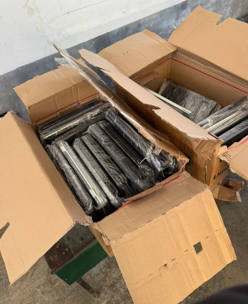 Картонні коробки, наповнені упакованими ноутбуками