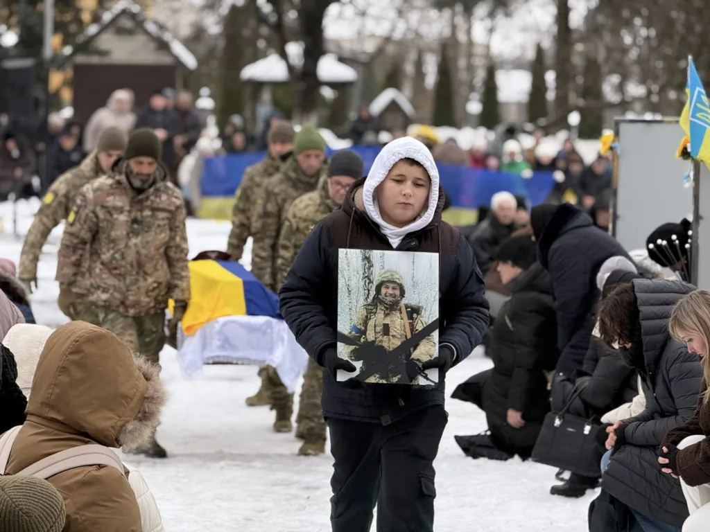 Похоронна церемонія українського військового героя взимку