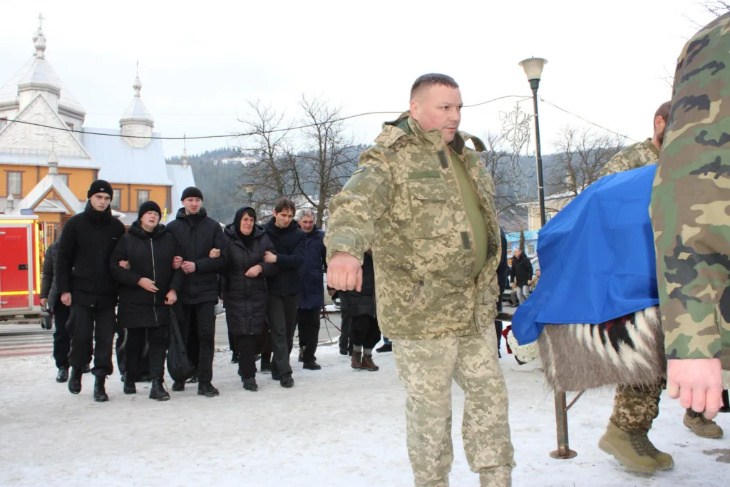 Похоронна процесія з військовими та родиною в Україні