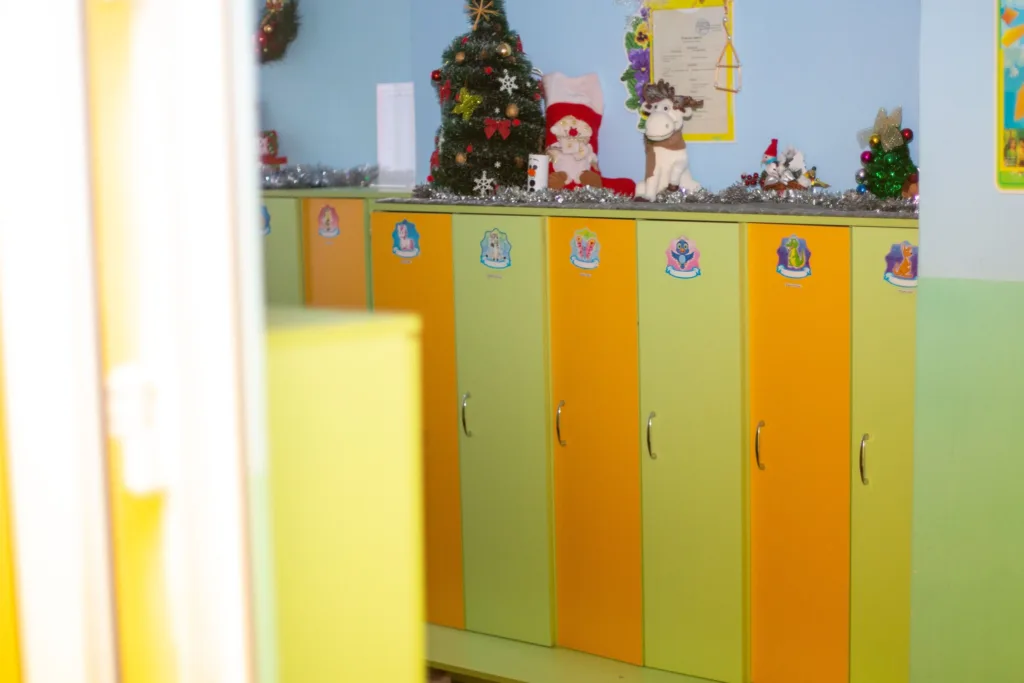 Дитячі шафки з новорічним декором у садку