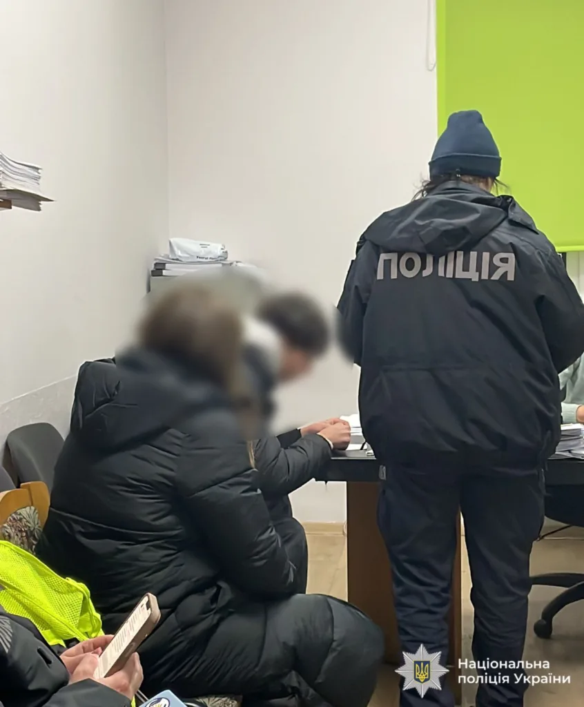 Поліцейський спілкується з людьми в офісі