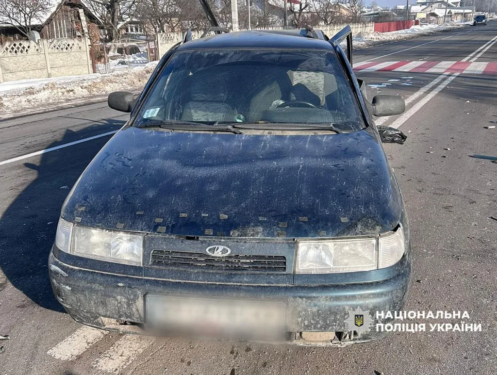 Пошкоджений автомобіль на дорозі взимку