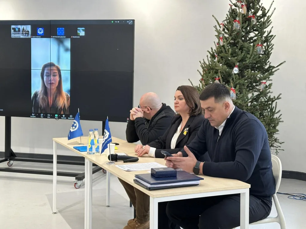 Онлайн-зустріч людей біля новорічної ялинки