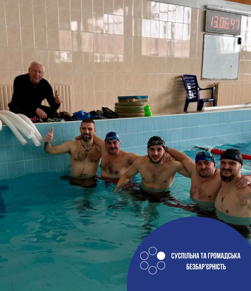 Чоловіки в басейні під час тренування з плавання