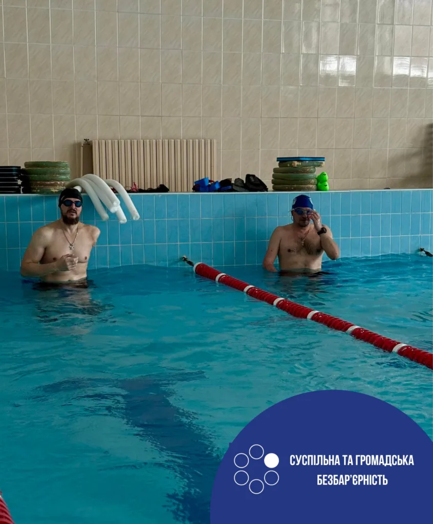 Двоє чоловіків тренуються у басейні