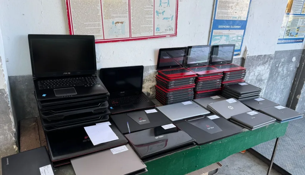 Стіл із багатьма ноутбуками різних марок