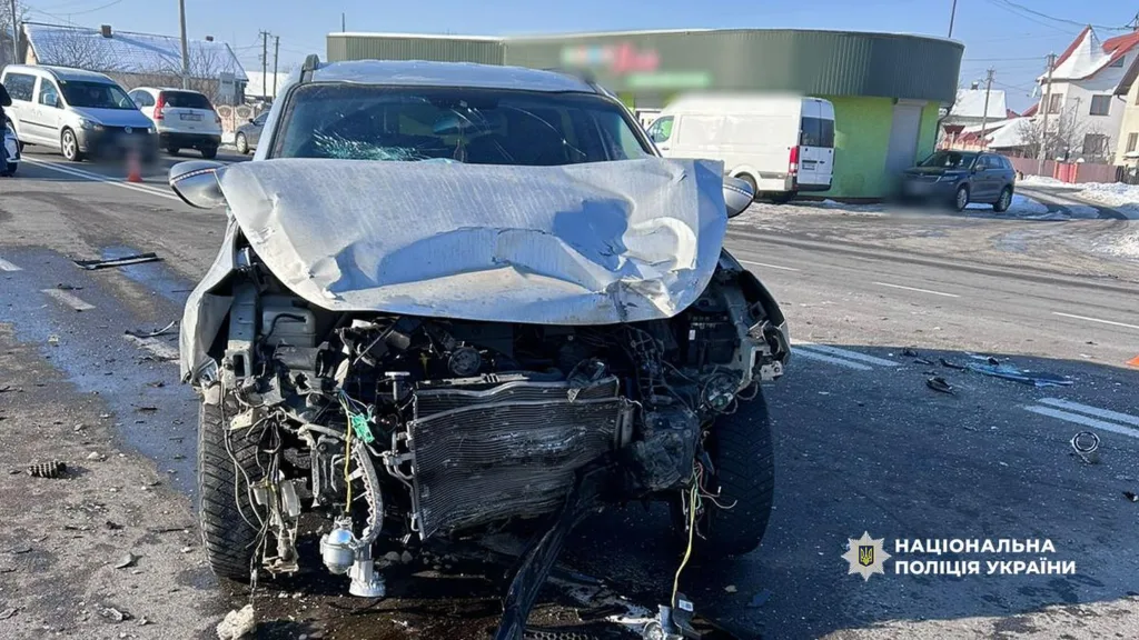 Пошкоджений автомобіль після ДТП на дорозі