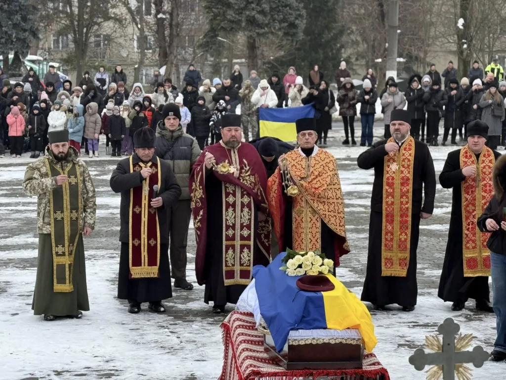 Похоронна церемонія з українським прапором на труні