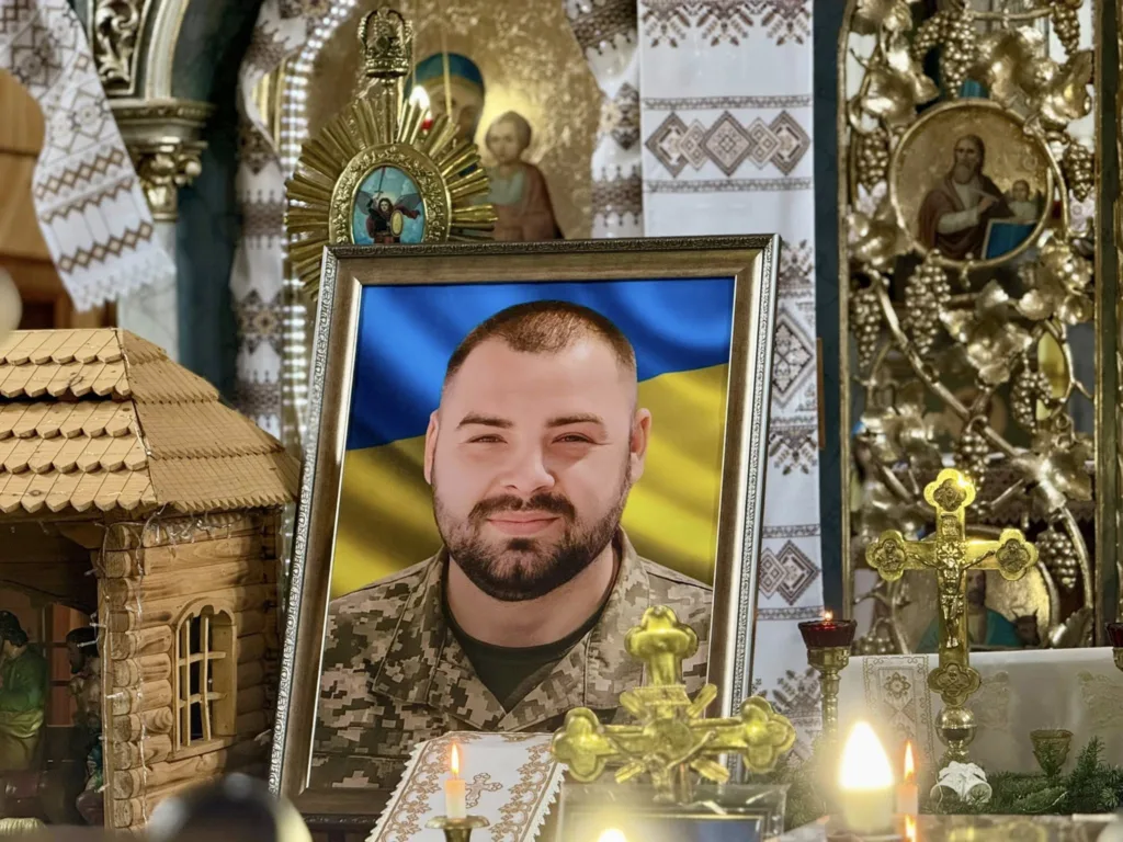 Портрет українського військового на меморіальному вівтарі