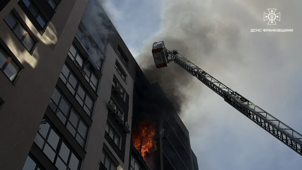 Пожежа в багатоповерхівці, рятувальники гасять вогонь