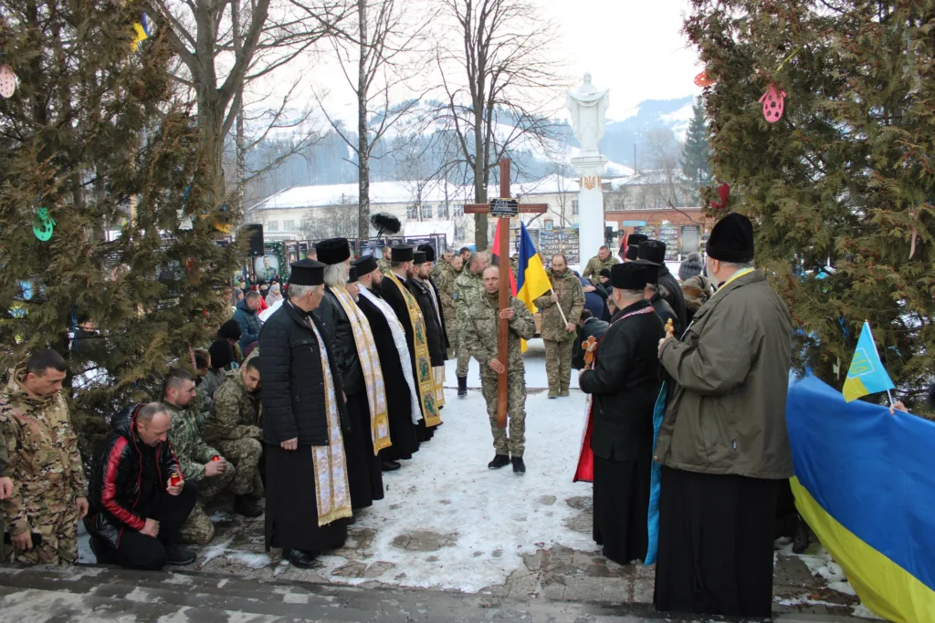 Військові та священники на поминальній церемонії в Україні