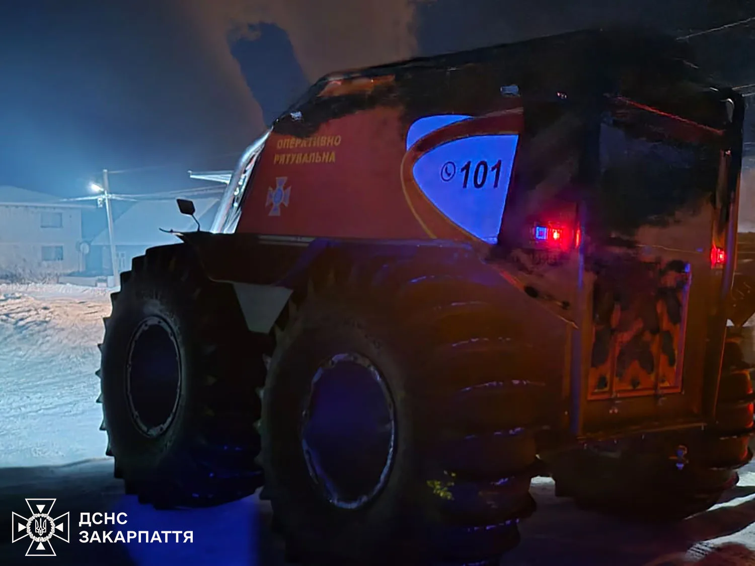 Рятувальний всюдихід ДСНС на зимовій дорозі